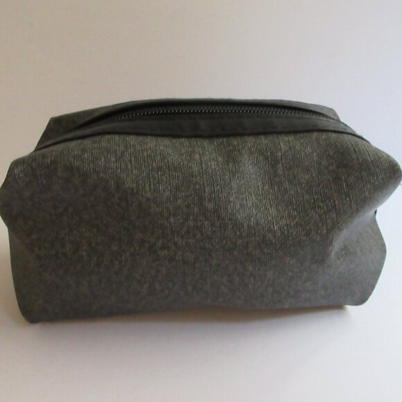 TUMI Delta Air Travel Cosmetic Makeup Case Bag Eye Mask Gray Amenity Kit Zip Top - Picture 2 of 12